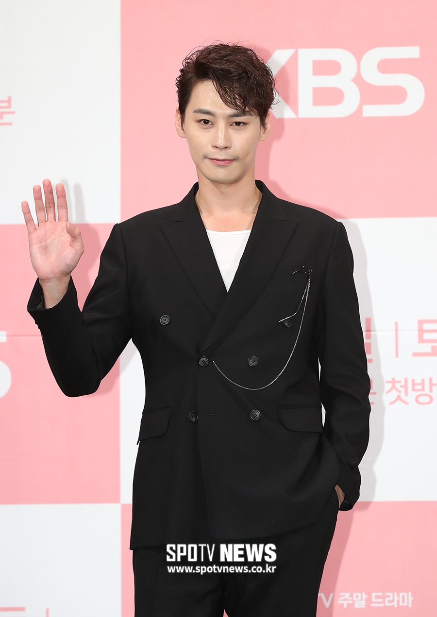 [포토S] 포즈 취하는 배우 정은우