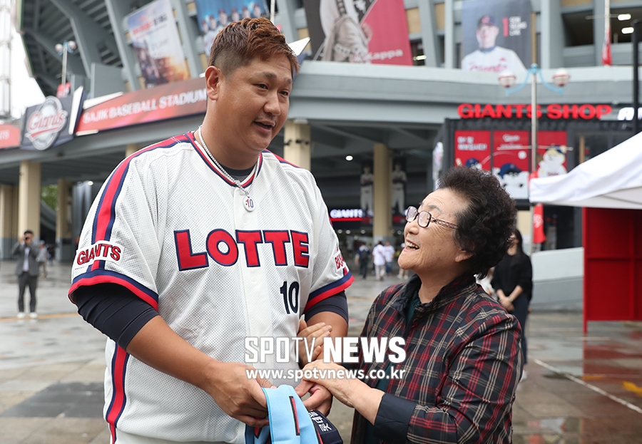 [포토S] 최동원 감독 7주기 추모식에 참석한 이대호