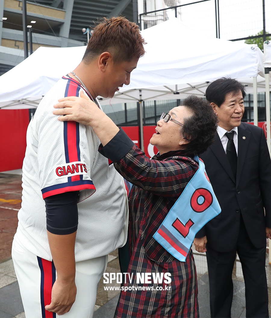 [포토S] 이대호와 반갑게 인사하는 김정자 여사