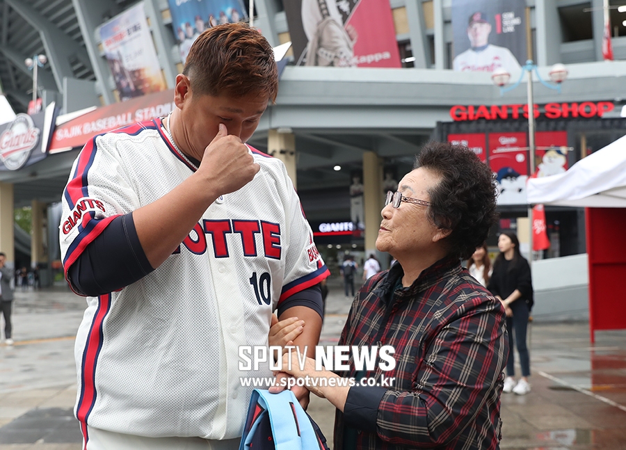 [포토S] 이대호, 故 최동원 감독을 그리며
