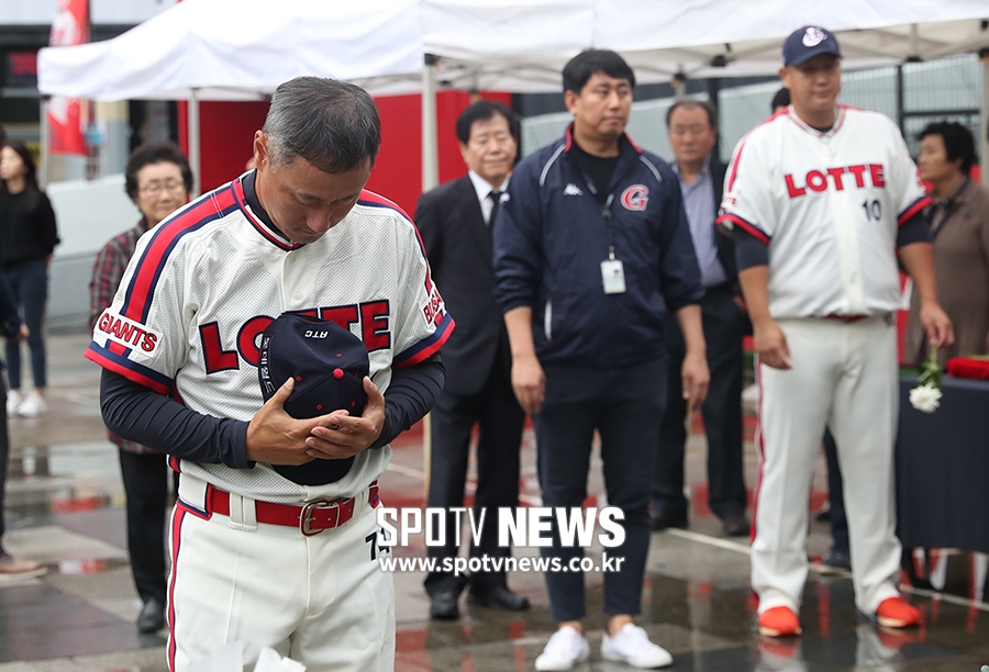 [포토S] 故 최동원 감독 앞에 묵념하는 조원우 감독