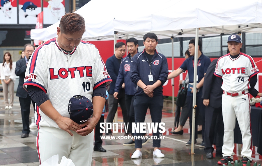 [포토S] 故 최동원 감독 향해 묵념하는 이대호