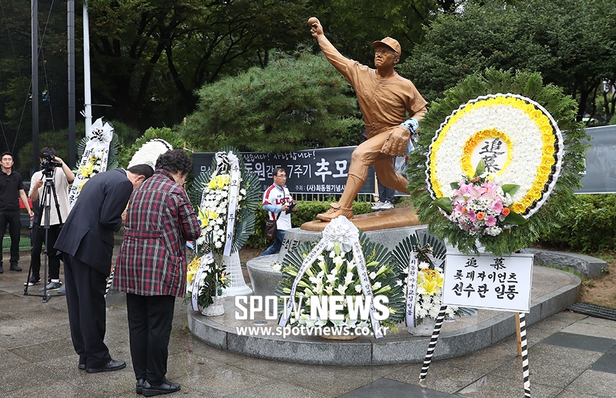[포토S] 아들의 故 최동원 감독 동상 앞에 묵념하는 김정자 여사