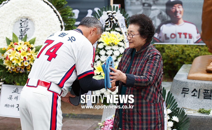[포토S] 조원우 감독과 인사하는 김정자 여사