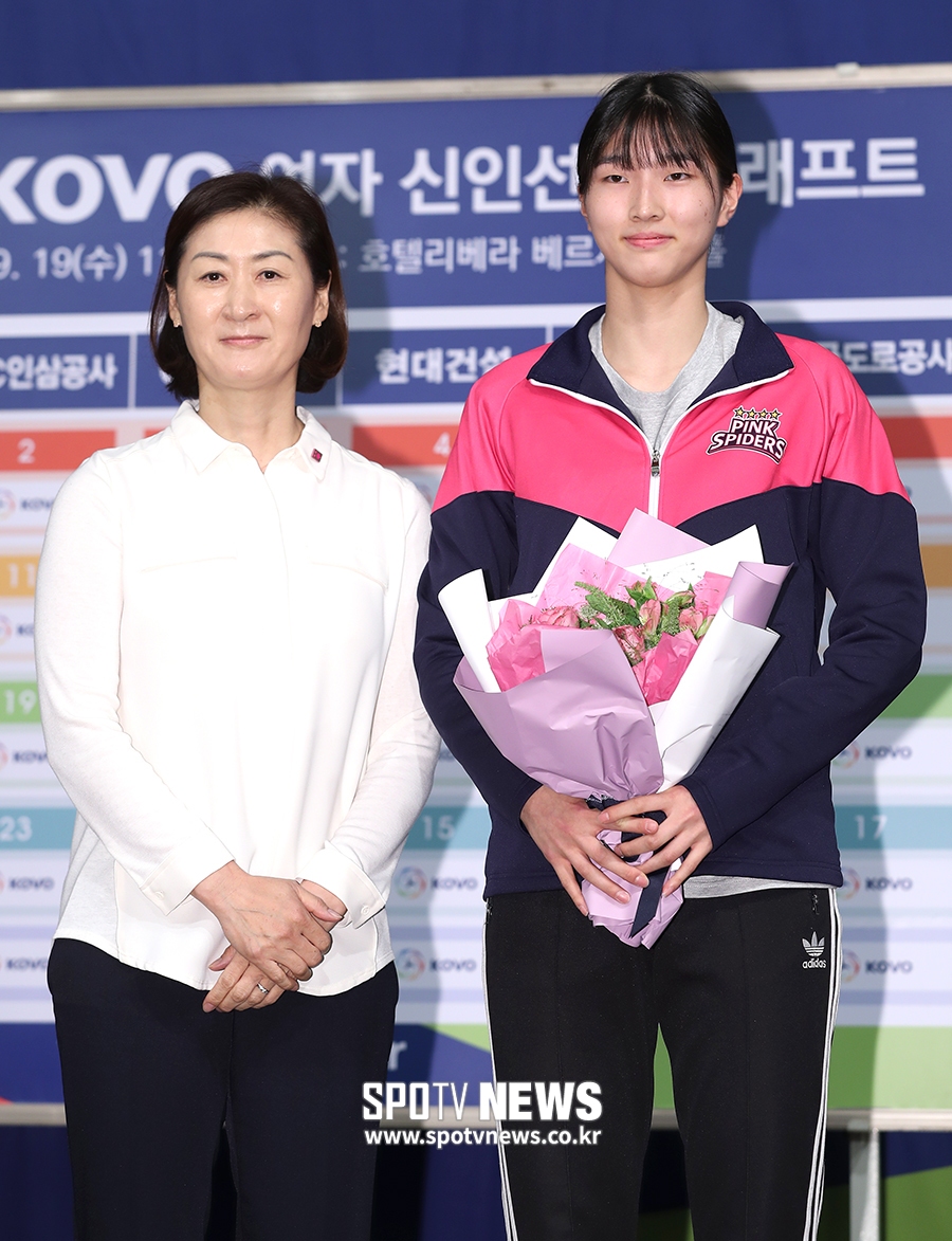 [포토S] 흥국생명, 전체 1순위로 이주아 지명