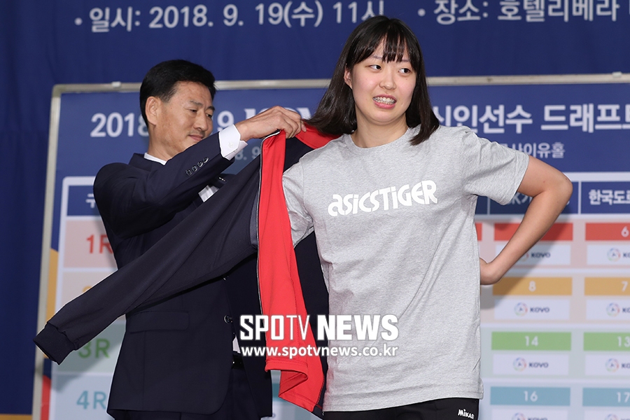 [포토S] KGC인삼공사 유니폼 입는 선명여고 박은진