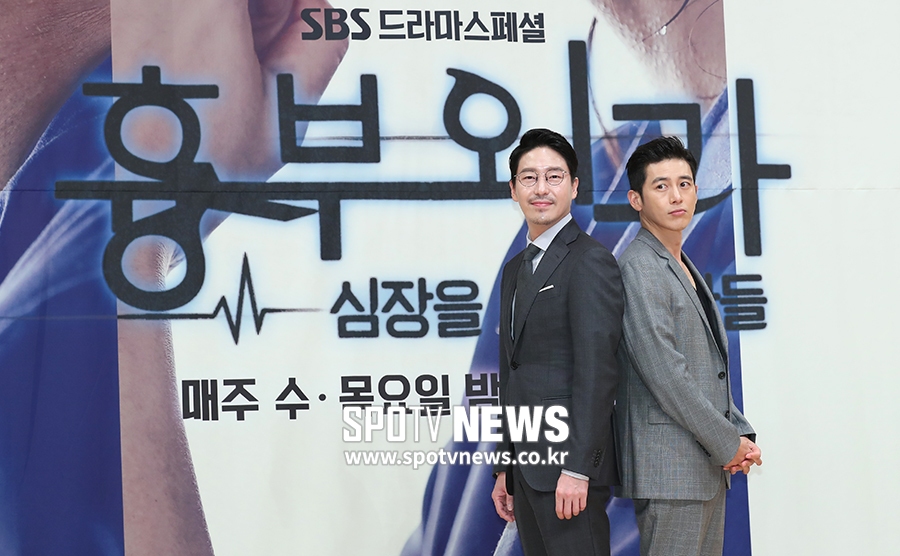 [포토S] 엄기준-고수, 심장 뛰게 만드는 외과의들