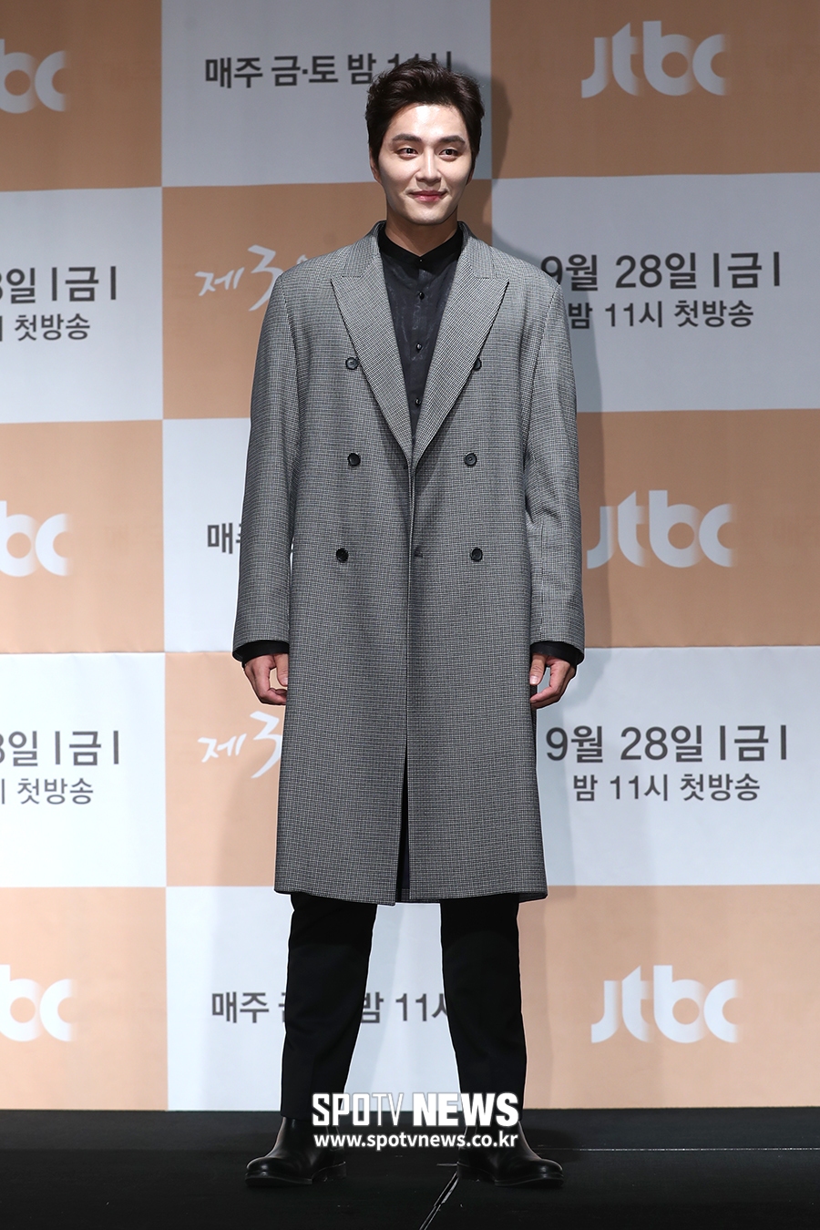 [포토S] 민우혁, 롱재킷으로 폼나게