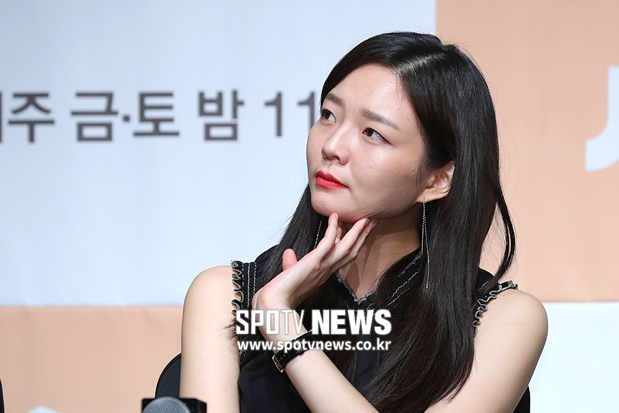 [포토S] 이솜, '생각하는 모습도 예뻐~'