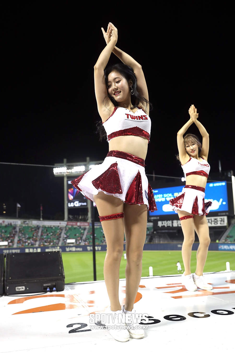 [포토S] 치어리더 정다혜, 가을밤 수놓는 섹시 댄스