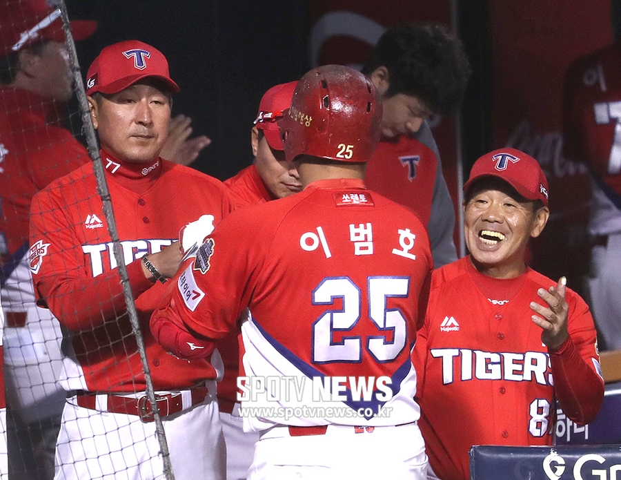 [포토S] 김기태 감독, '이범호 최고네'