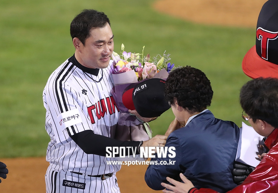 [포토S] '은퇴' 봉중근, '어머니 울지 마세요'