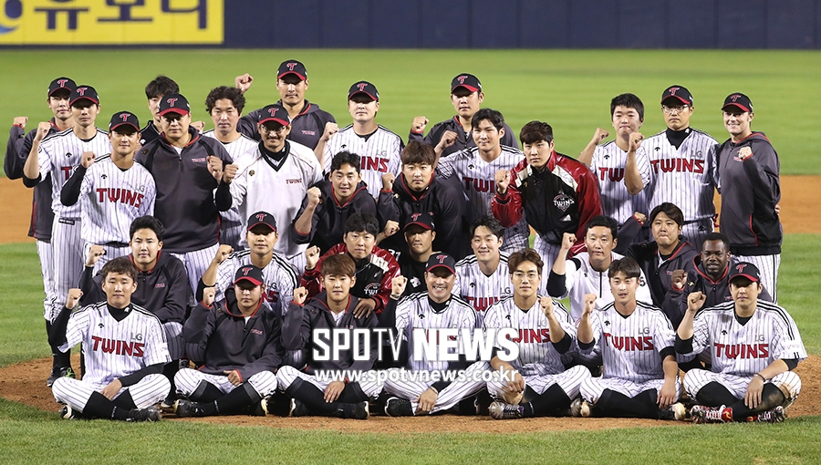 [포토S] '은퇴' 봉중근, 사랑하는 후배들과 함께 마지막을