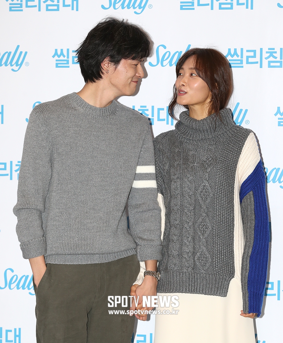 [포토S] 김원중, 아내 곽지영을 사랑스럽게 바라보며