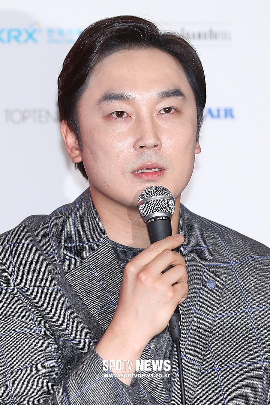 [포토S] 인사말 하는 배우 서현우