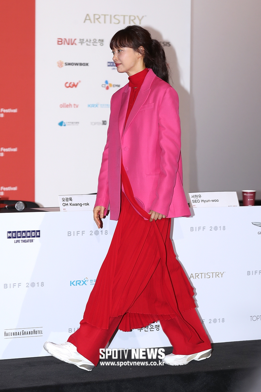 [포토S] 이나영, 시선 사로잡는 독특한 패션