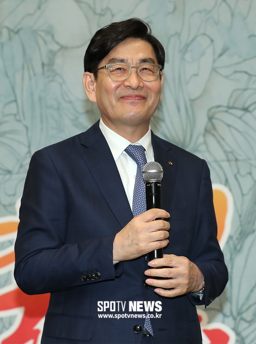 [포토S] 정원재 대표이사, 선수단 격려하며 밝은 미소