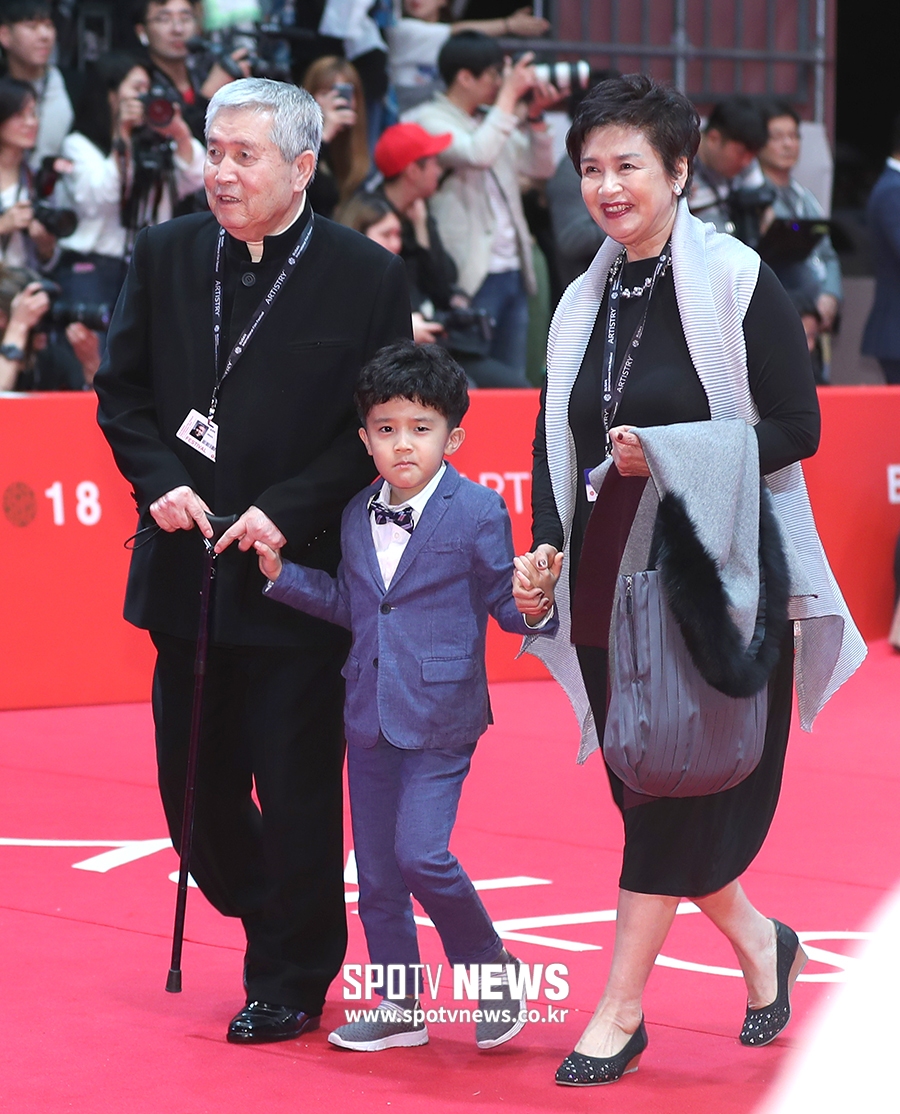 [포토S] 임권택, 아내 손자와 함께 레드카펫 나들이