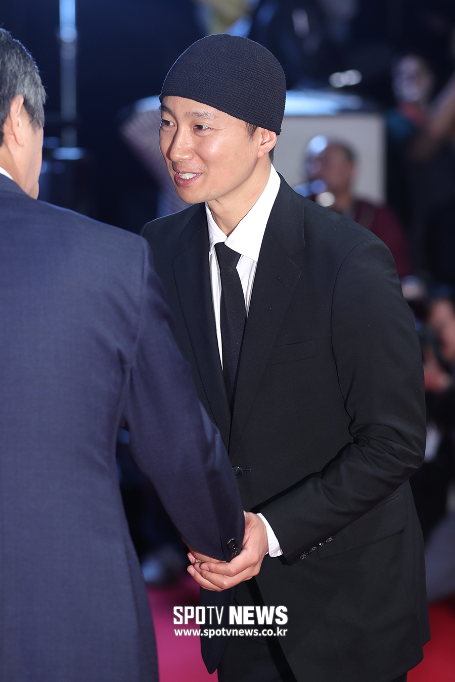 [포토S] 박해일, 슈트에 검정 비니?