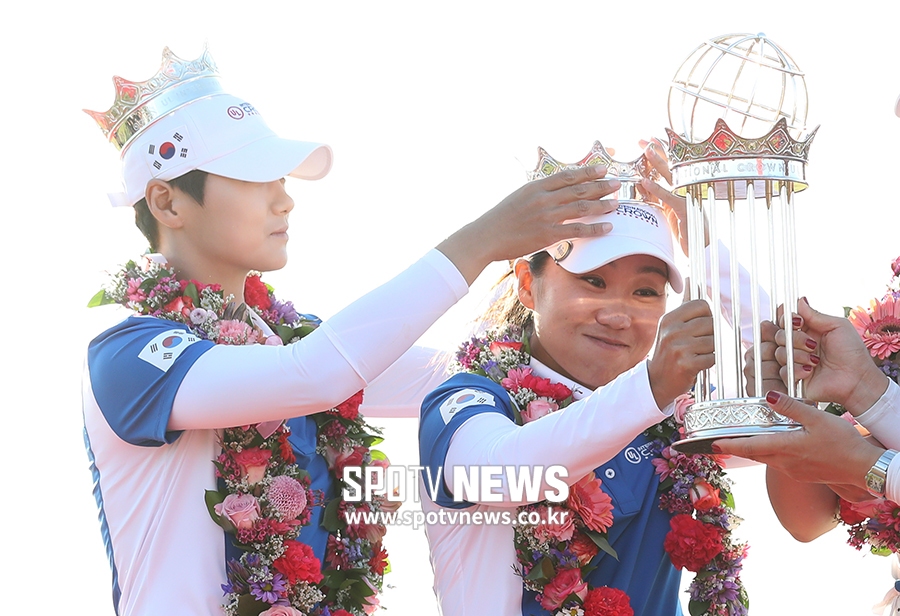 [포토S] 김인경에게 왕관 씌워주는 박성현