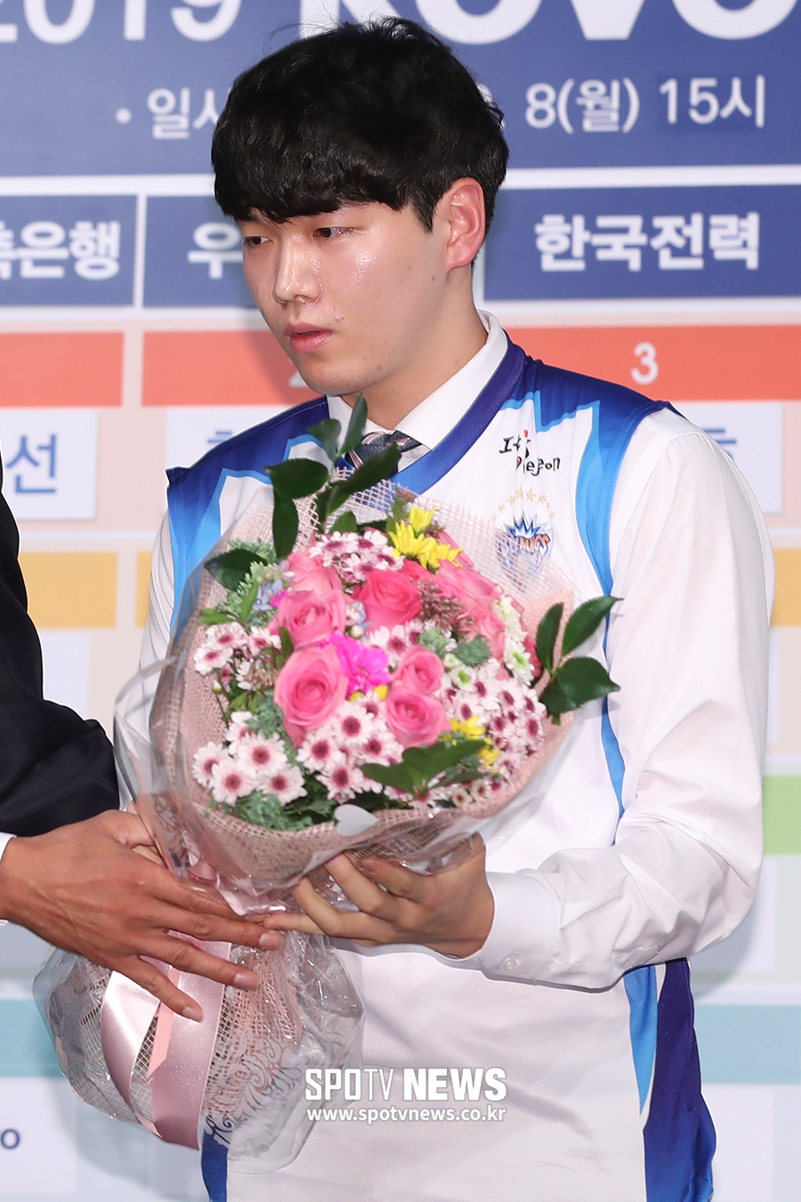 [포토S] 얼리 드래프터 이지석, 1라운드에 지명되자 당황한 표정