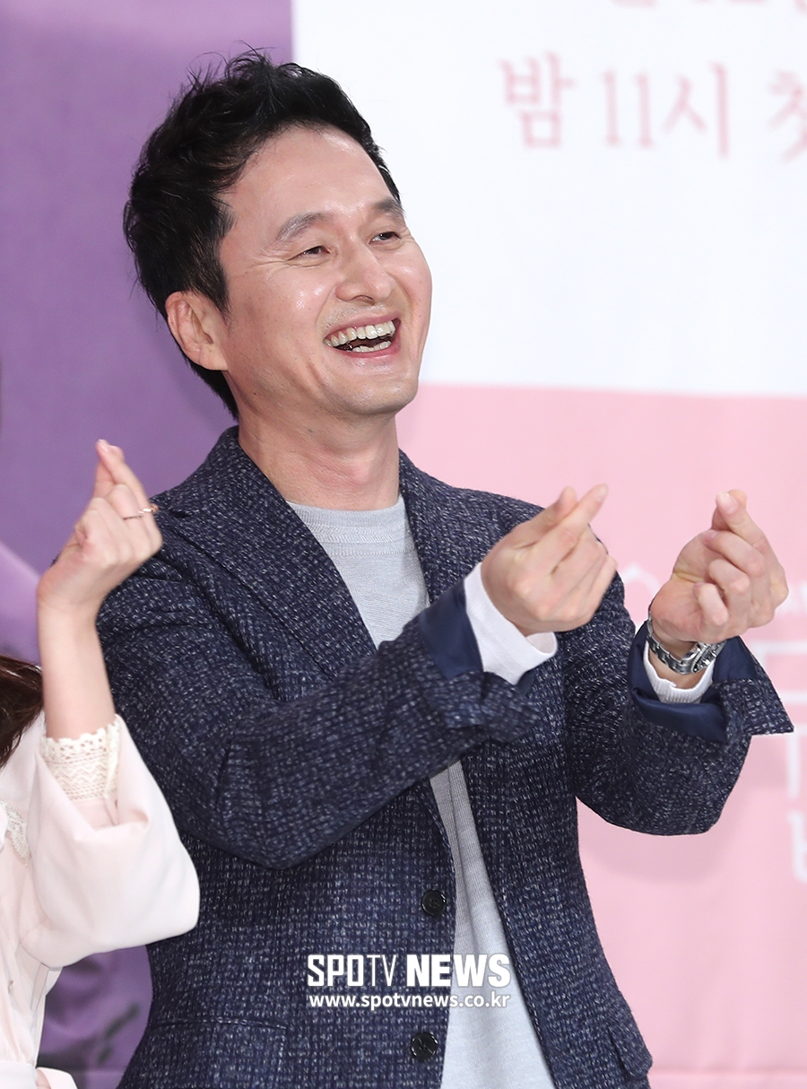 [포토S] 장현성, '하트 포즈 어렵네요'