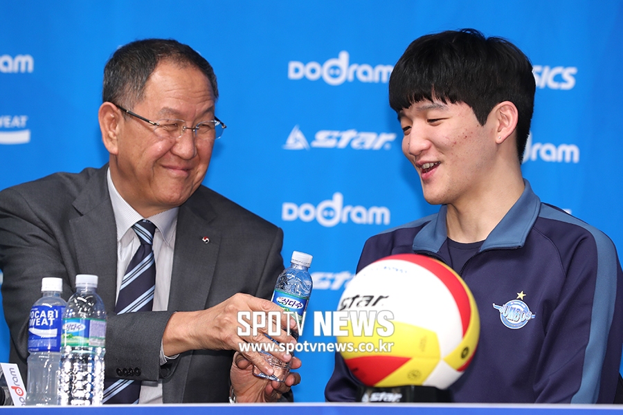 [포토S] 박기원 감독, '지석아 내가 더 잘해줄게'