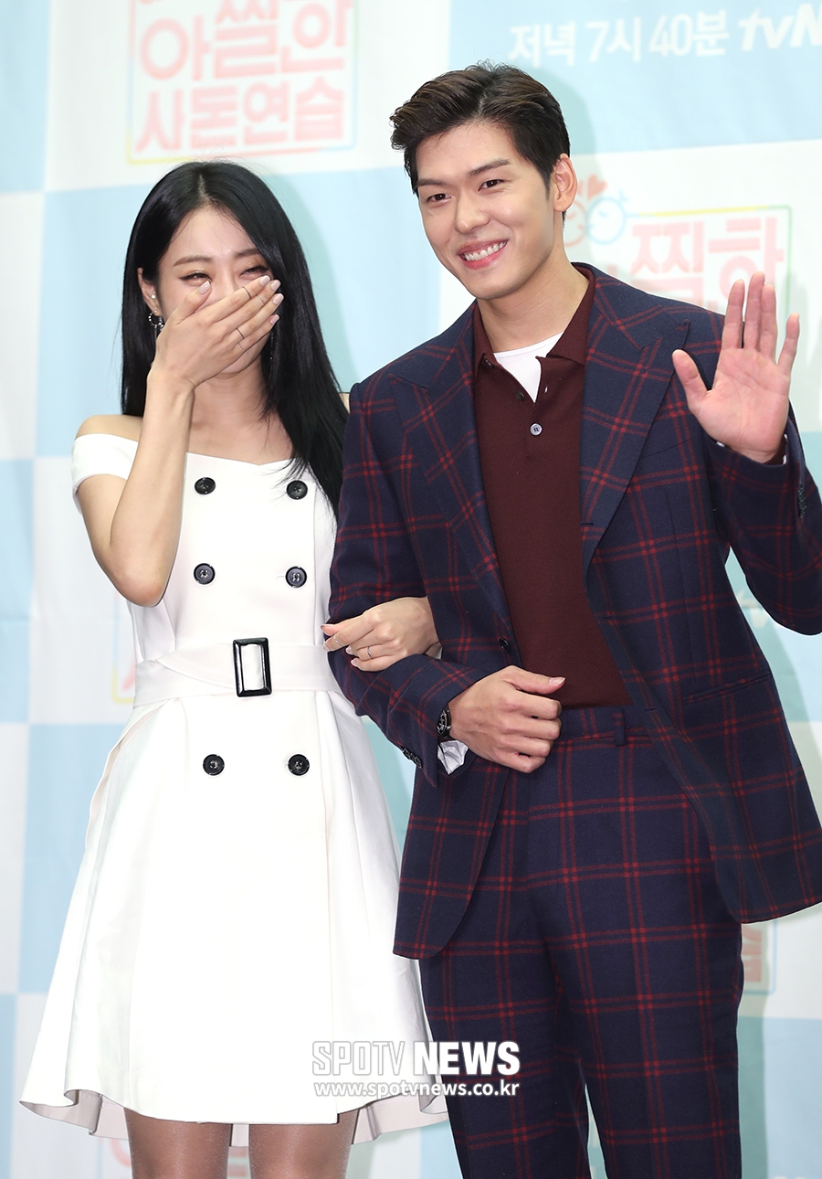 [포토S] 경리, '오스틴 강 옆에서 너무 쑥스러워~'