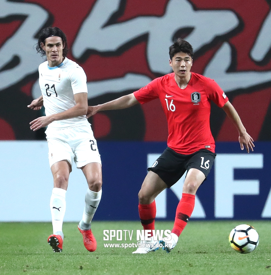 [포토S] 볼다툼 벌이는 카바니와 기성용