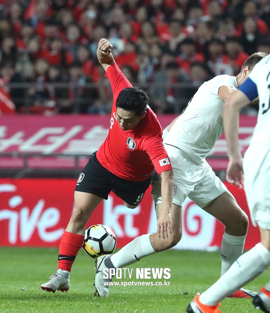 [포토S] 태클에 걸려 넘어지는 남태희