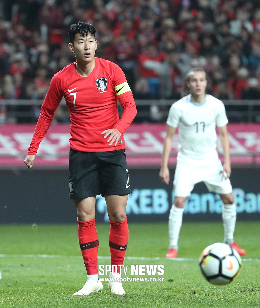 [포토S] 손흥민, PK 실축에 당황