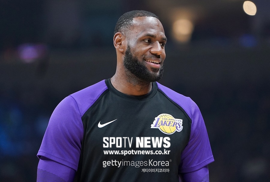 '르브론 없는' LA 레이커스, 골든스테이트에 역전승(영상)