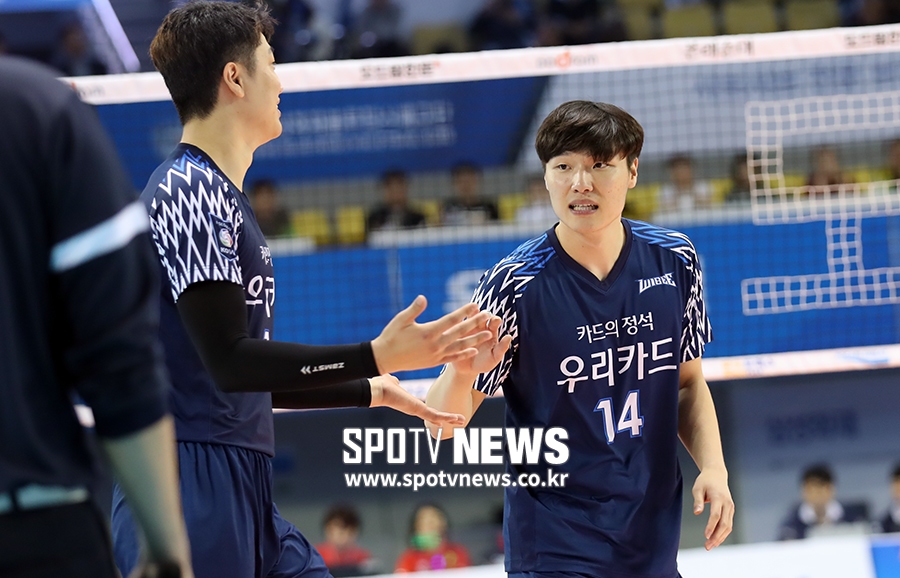 [포토S] 프로 첫 코트에 오른 우리카드 최현규