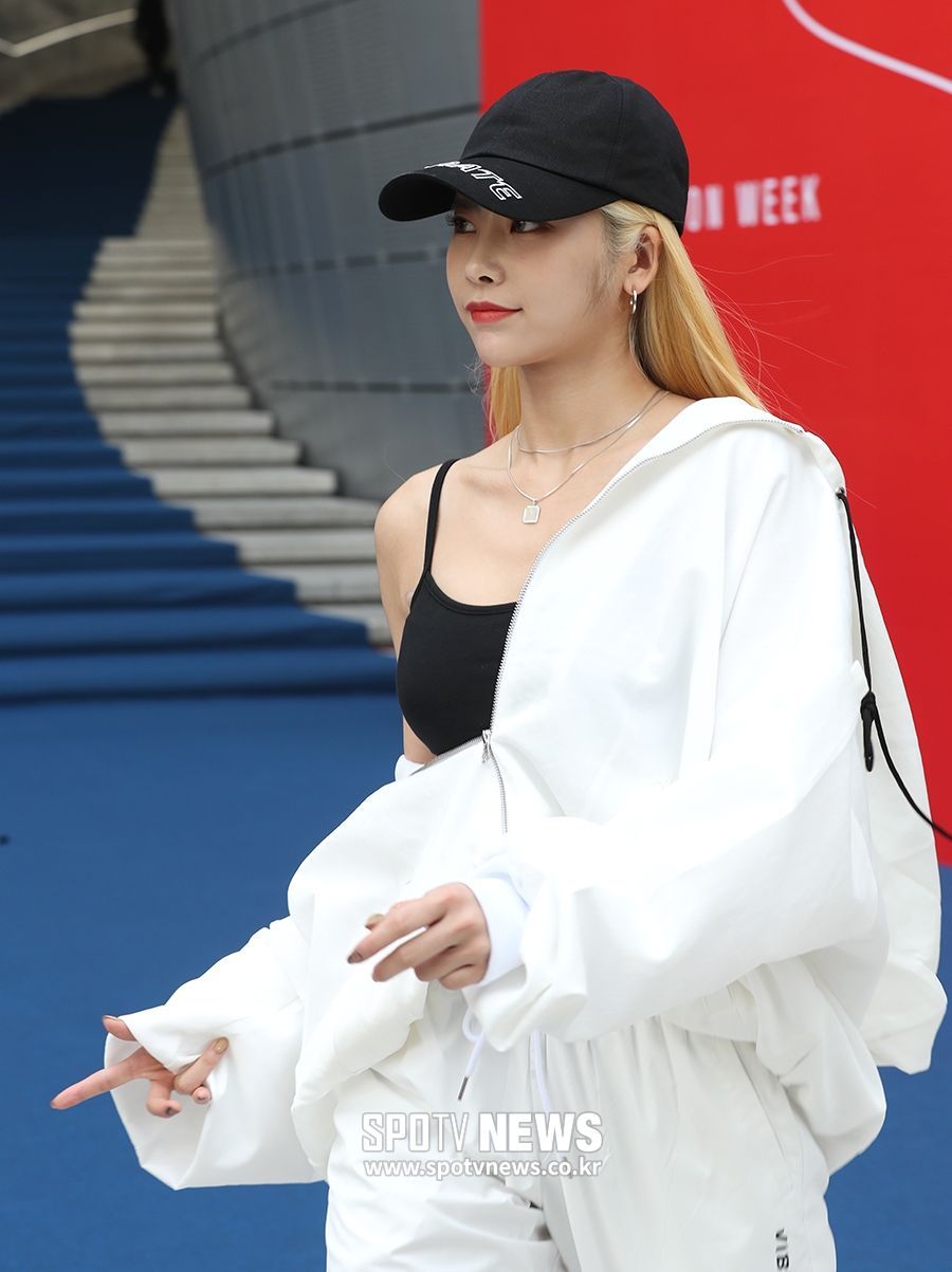 [포토S] 다이아 기희현, 한쪽 어깨 노출