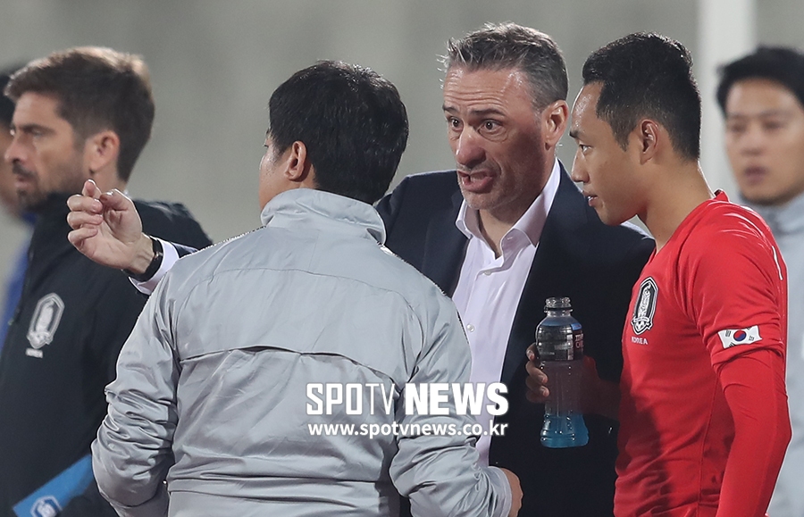 [포토S] 벤투 감독, '문선민, 저쪽 관제탑 보이지?'