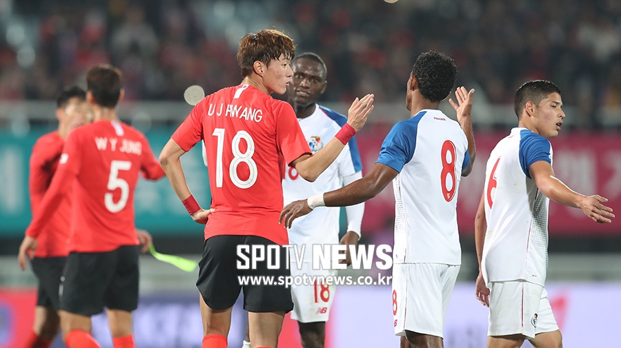 [포토S] 파나마 선수들과 인사하는 황의조