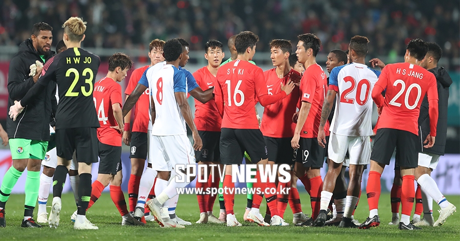 [포토S] 인사하는 양팀 선수들