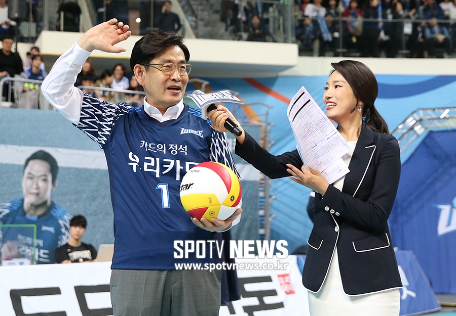 [포토S] 우리카드 정원재 대표이사, '시구 준비 완료'