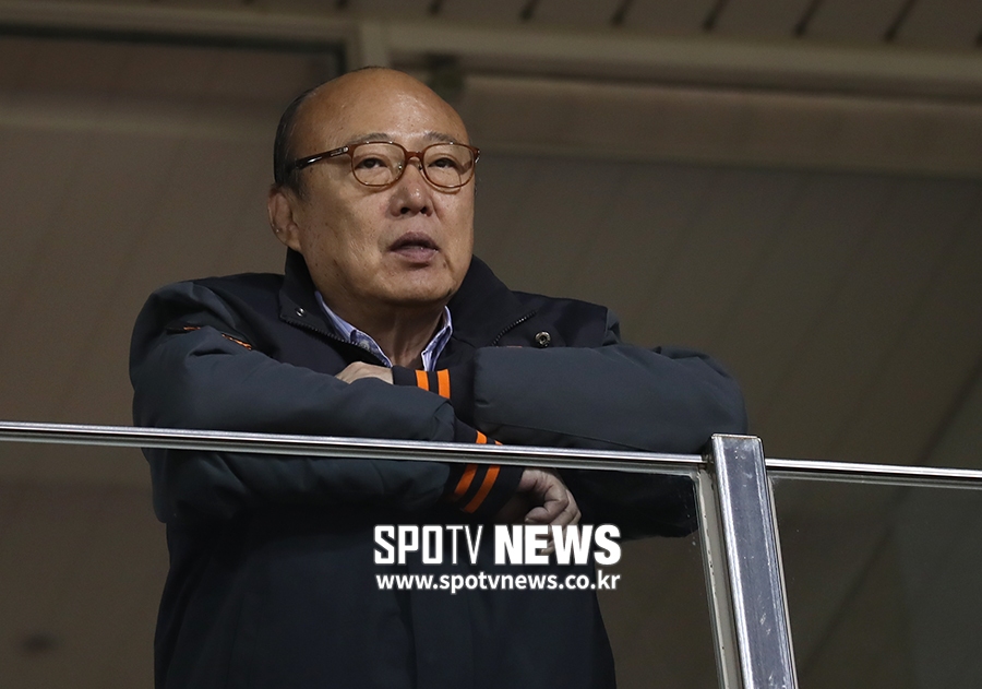 [포토S] 11년만에 가을야구 지켜보는 한화 김승연 회장