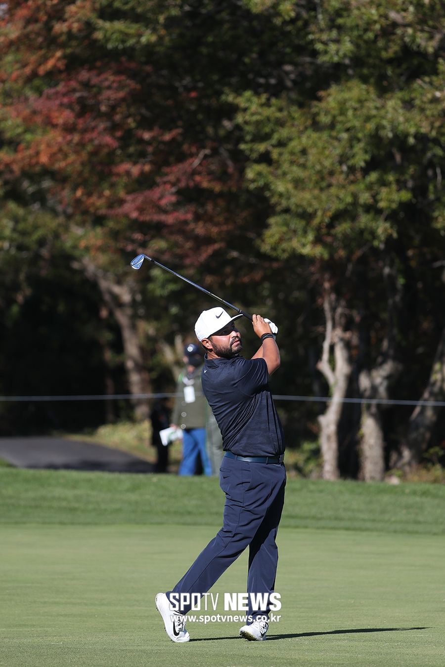 [포토S] J.J 스파운, 단풍나무 아래서 멋진 세컨드샷