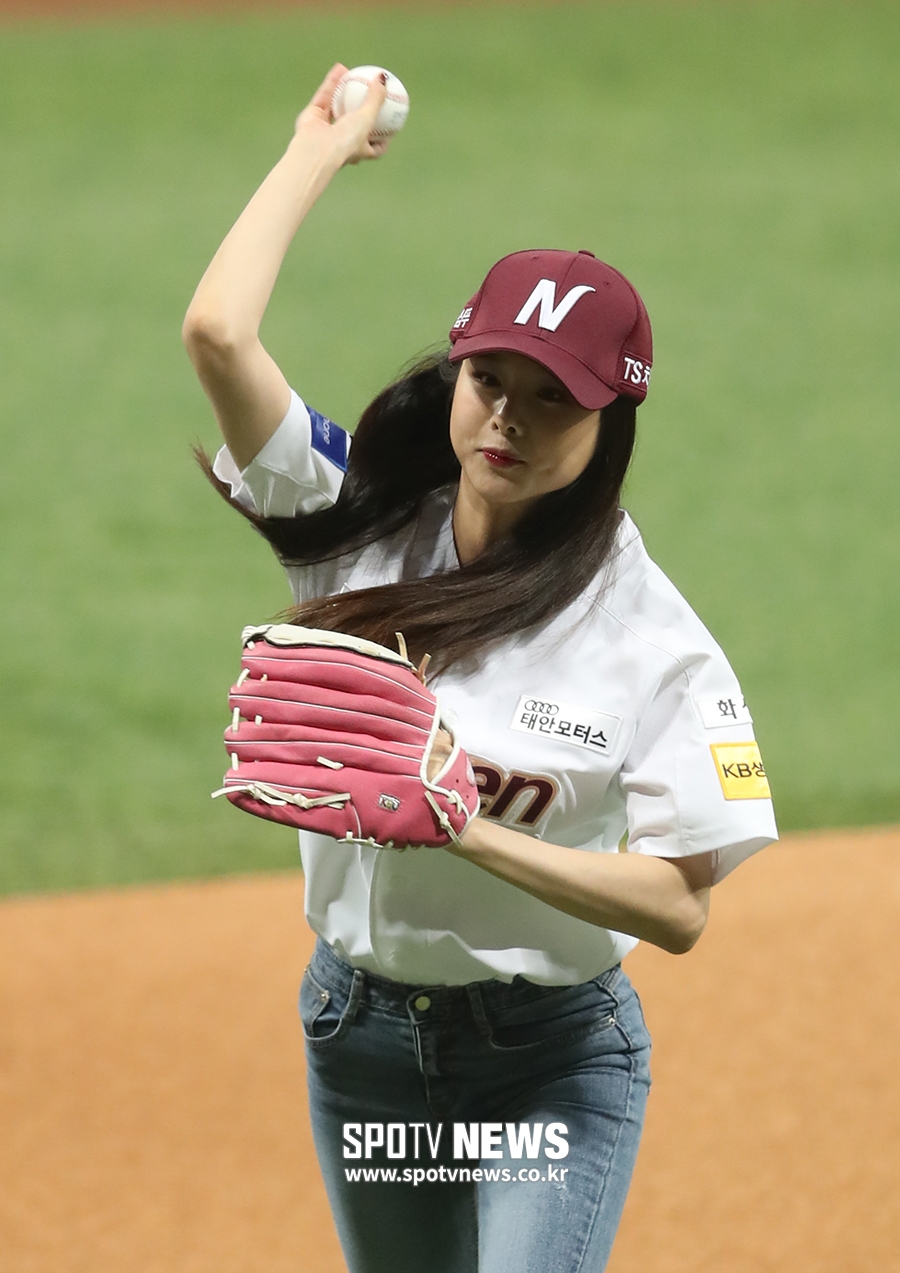 [포토S] 시구 솔지, '힘찬 시구 받으세요'