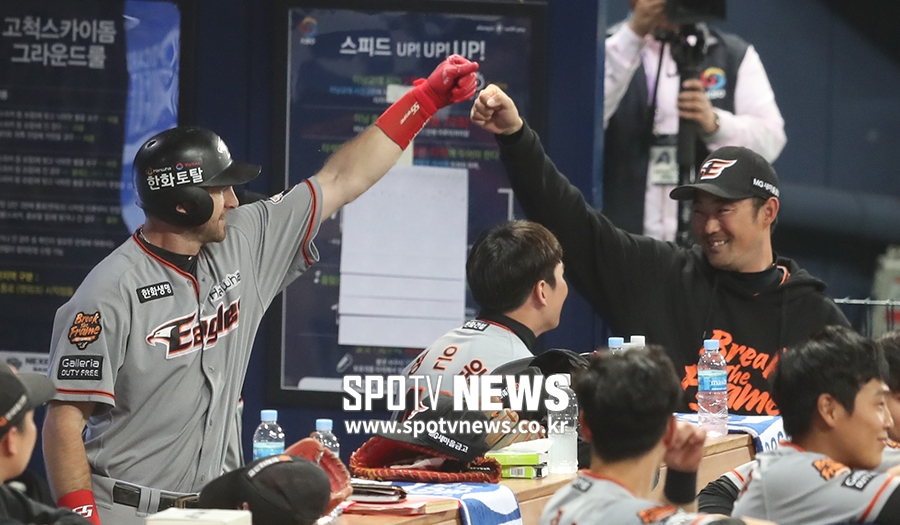 [포토S] 홈런 호잉, '송광민, 몸 풀고 있어'