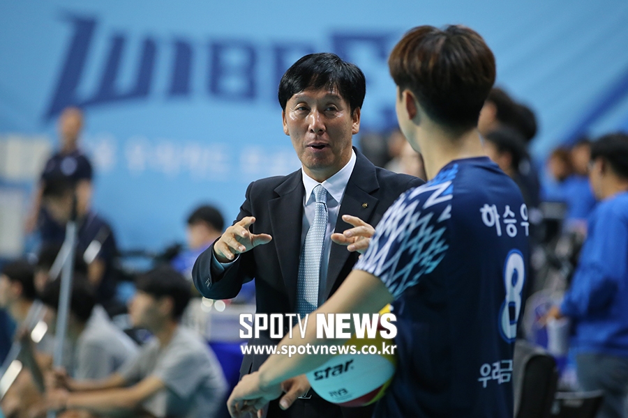 [포토S] 신영철 감독, 컴퓨터 세터 출신 감독의 조언