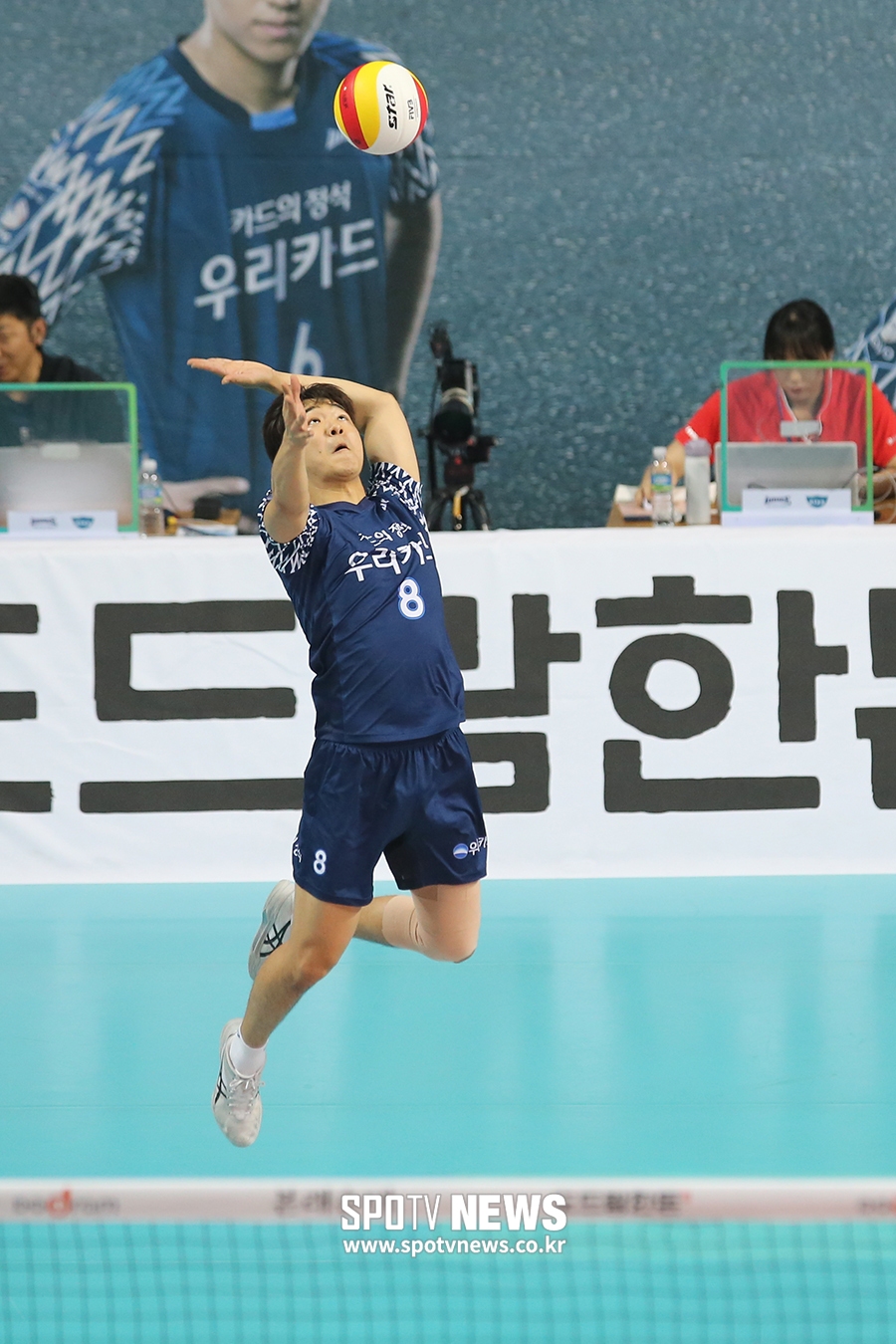[포토S] 서브 넣는 우리카드 세터 하승우