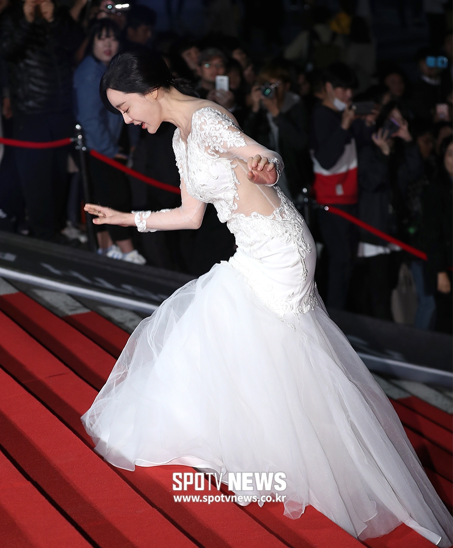 [포토S] 김혜은, 롱 드레스에 그만 넘어질뻔