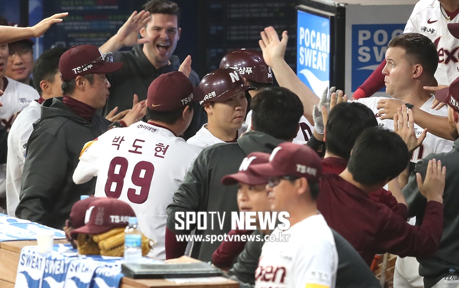 [포토S] 스퀴즈 번트로 동점 만든 김재현