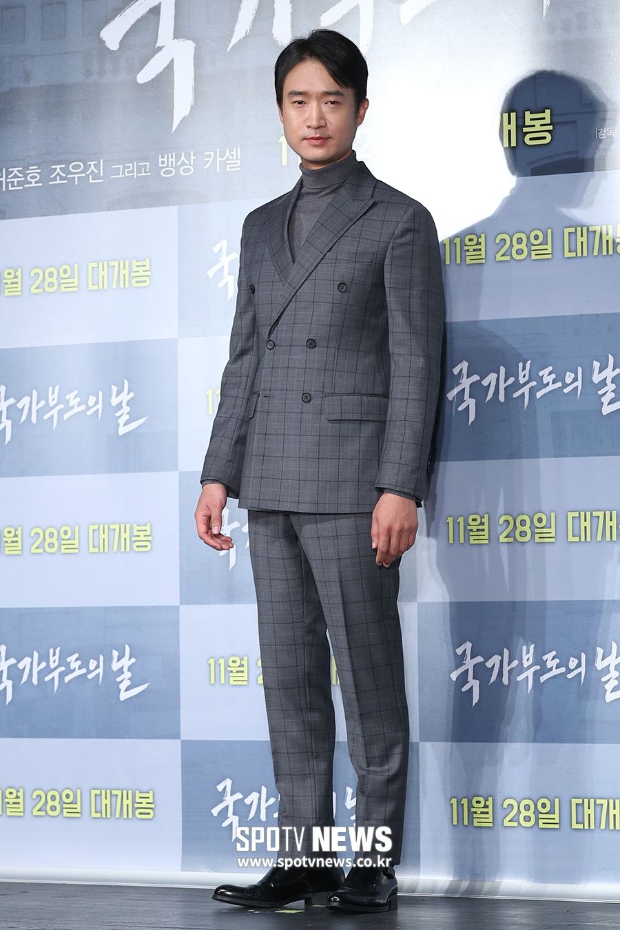 [포토S] 조우진, 모노톤의 체크 무늬 슈트 입고