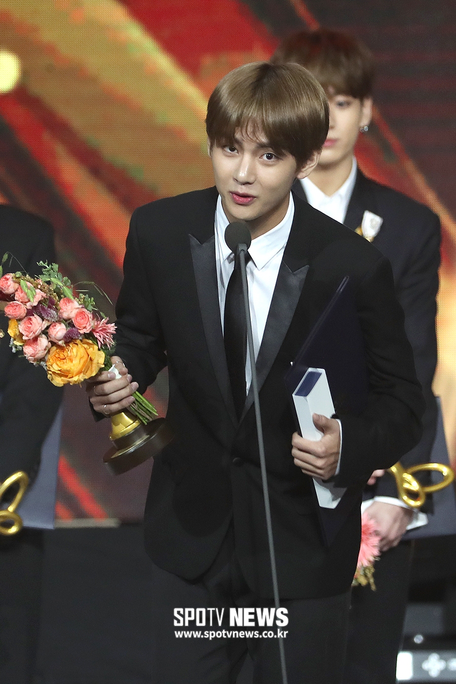 [포토S] 방탄소년단 뷔, '아미 덕분이에요~'