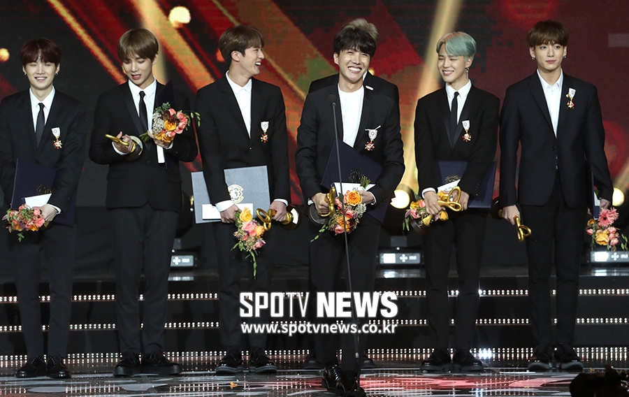 [포토S] 화관문화훈장 받은 방탄소년단, '정말 행복해요'