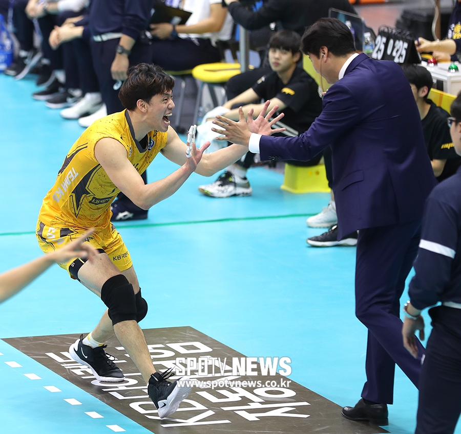 [포토S] 이강원, 득점 기쁨에 권순찬 감독과 하이파이브!
